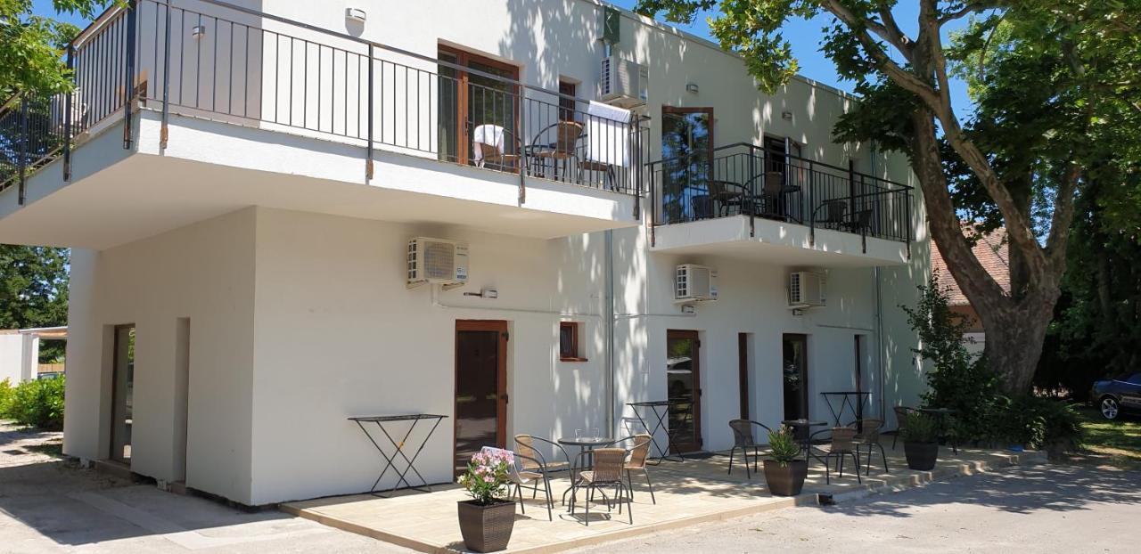 Balatonmáriafürdő Garden Club Panzio Bed & Breakfast エクステリア 写真